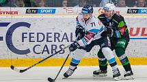 Utkání 20. kola Tipsport extraligy ledního hokeje se odehrálo 18. listopadu v liberecké Home Credit areně. Utkaly se celky Bílí Tygři Liberec a HC Energie Karlovy Vary. Na snímku vlevo Jakub Valský.