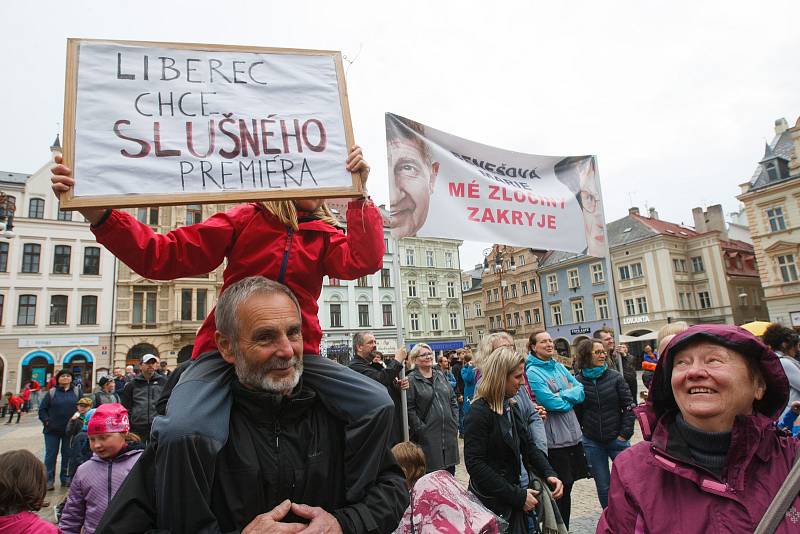 Demonstrace na náměstí Dr. E. Beneše proti premiérovi Andreji Babišovi a ministryni spravedlnosti Marii Benešové.