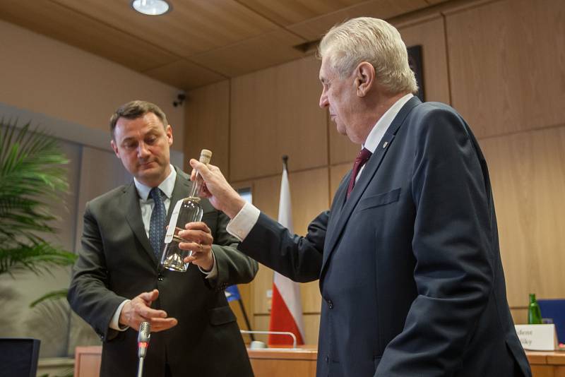 Prezident České republiky, Miloš Zeman s manželkou Ivanou, zavítal na třídenní návštěvu Libereckého kraje. Na snímku zleva Martin Půta a Miloš Zeman při setkání prezidenta republiky se zastupiteli Libereckého kraje a starosty obcí Libereckého kraje dne 9.