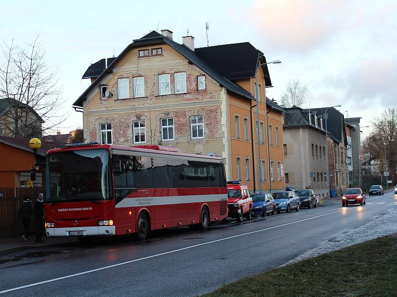 Hasiči evakuovali v úterý 4. prosince obyvatele domu v ulici U Kolory kvůli špatné statice. Na snímku evakuační autobus.