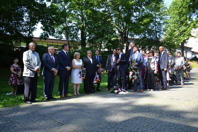 Pietní ceremoniál u pomníku obětí komunistického režimu.