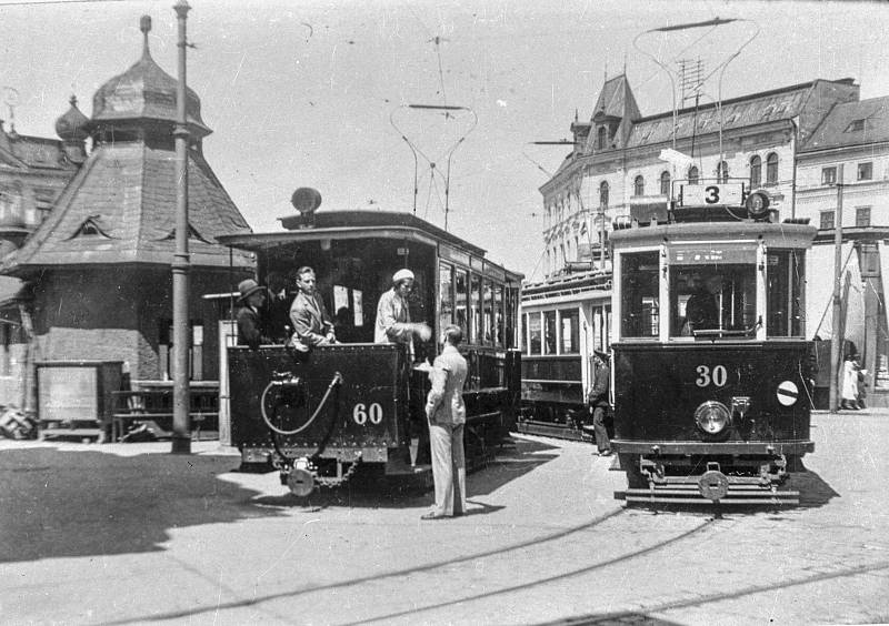 Dobové tramvaje z 30. let 20. století.
