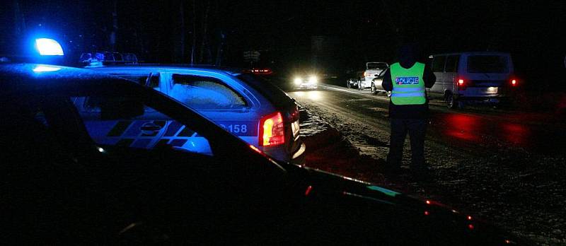 Věhlasný větrný kopec „Albrechťák“ mezi Frýdlantem a Albrechticemi zůstal od čtvrtka uzavřený pro nákladní automobily. Silný vítr totiž navál na silnici velké množství sněhu z okolních polí a do akce musela být povolána sněhová fréza a další technika