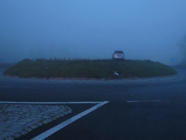 Řidička osobního automobilu Škoda Superb jela přes kruhový objezd rovně. S nabouraným autem se zastavila až na jeho vrcholu.
