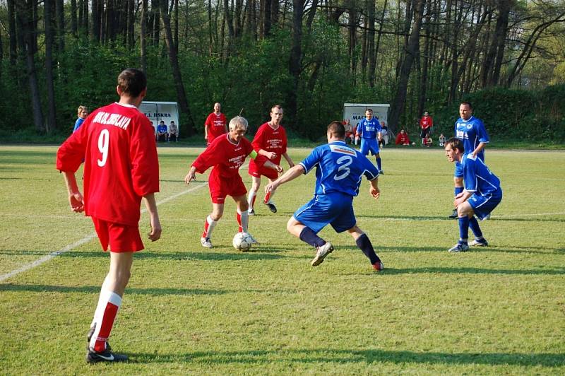 MACHNÍN VYHRÁL. Domácí Aubrecht (3) chce zastavit nestora Zdislavy  Krause. 