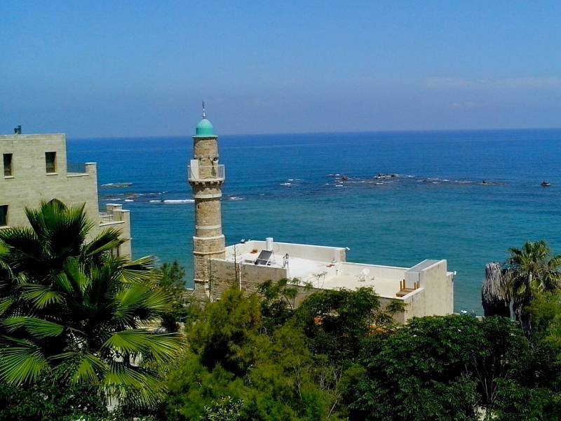 TEL AVIV-JAFFA je kosmopolitní město s 380 tisící rezidenty. Tel Aviv je známý pro své dlouhé bílé pláže, výborné restaurace a Bauhaus architekturu.