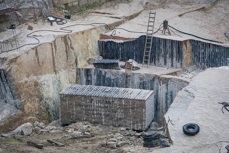 Pracovníci kamenolomu a specializované firmy vytahovali 18. července pomocí jeřábu téměř 73 tunový žulový kvádr. Monolit o objemu 27,5 metrů krychlových bude sloužit jako materiál pro sochaře Jaroslava Rónu.