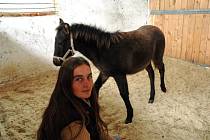 Majitelce koňského domova důchodců Zuzaně Polákové (na snímku) se nakonec podařilo vybudovat provizorní stáje pro svá zvířata.