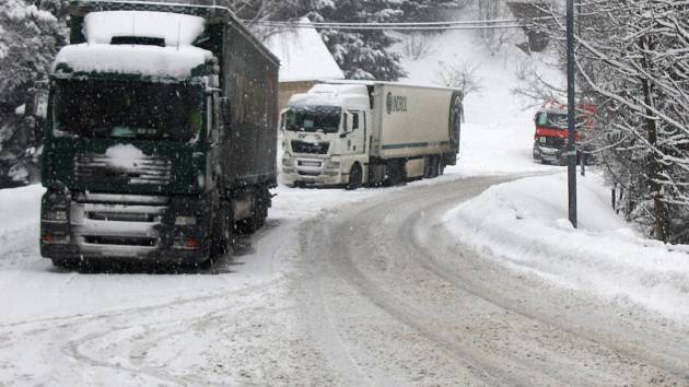 Silnice na Harrachov je pro kamiony uzavřená