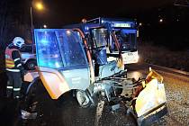 Nehoda osobního automobilu, autobusu a malého traktoru s posypovým materiálem.
