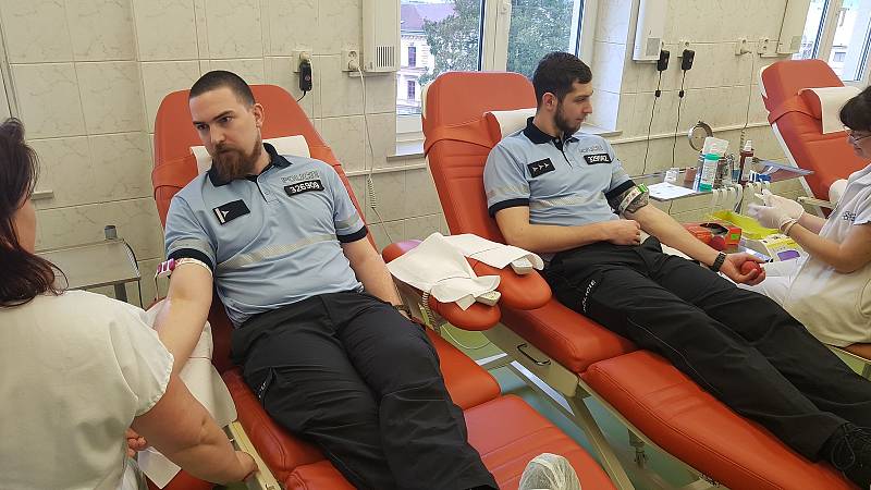 Policisté darují krev na transfuzním oddělením KNL.