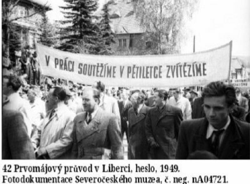 Historický snímek zachycující oslavy 1. máje na Liberecku.