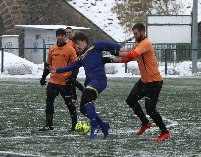 Fotbalisté českolipské Lokomotivy (v modrém) porazili v 1. kole Poháru LKFS Doksy 8:1. Foto: Jaroslav Marek