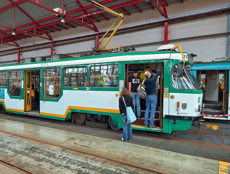 Na otočku do garáží autobusů a vozovny tramvají.