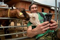Na dni otevřených dveří Farmy pod Ještědem si mohli příchozí vybrat z mléčných výrobků i pohladit kozy.