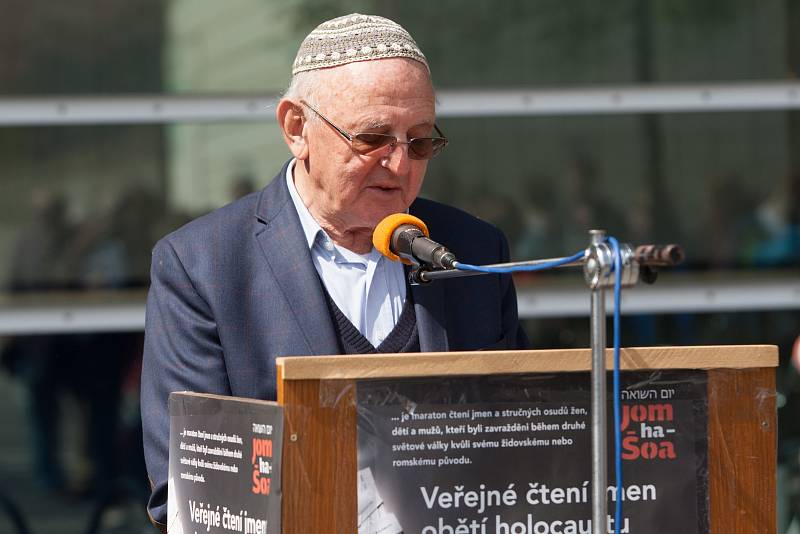 Čtení jmen k uctění památky obětí holokaustu před libereckou knihovnou