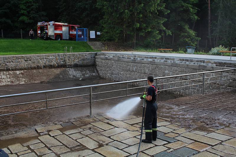 Čištění lesního koupaliště dne 5. června.