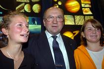 REMEK PODPORUJE SATELITNÍ SYSTÉM. Jediný český kosmonout a nyní eutoposlanec Vladimír Remek podporuje na půdě Evropského parlamentu projekt satelitního systému Galileo. Již v příštím roce začíná proces jeho raálné výstavby.  