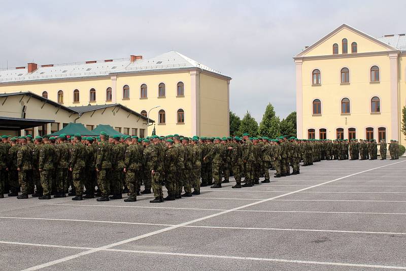 Slavnostní nástup příslušníků 31. pluku radiační, chemické a biologické ochrany.