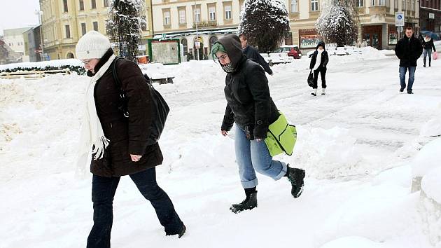 Liberecko v noci na úterý zavalil čerstvý sníh. V dalších dnech se ale oteplí, takže bílá pokrývka nevydrží. 