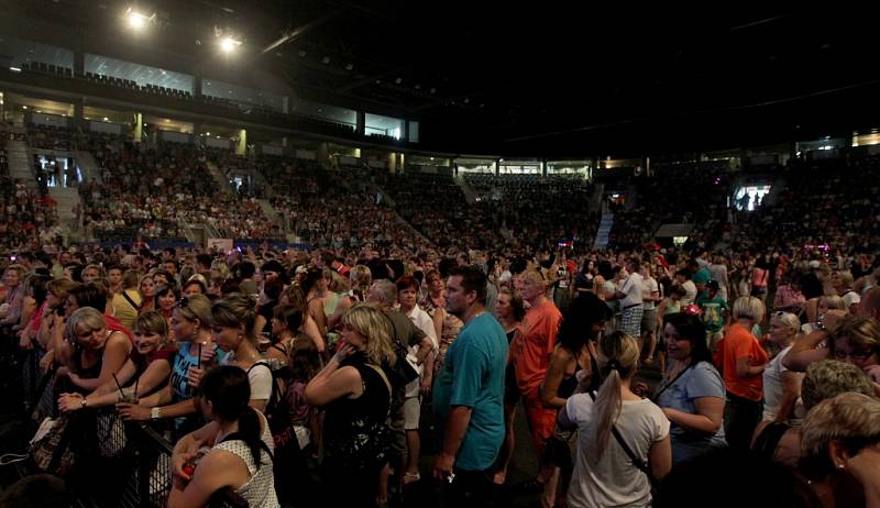 Poslední zastávkou Michala Davida na jeho turné Hit tour byla liberecká Tipsport arena. Doprovázela ho zpěvačka Lucie Vondráčková.