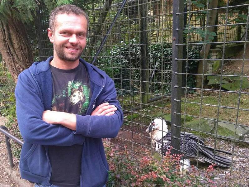 Ornitolog Jan Hanel se stará o opeřence v liberecké zoo už dvanáct let.