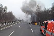 Na rychlostní silnici I/35 u Turnova hoří kamion, tvoří se kolony.
