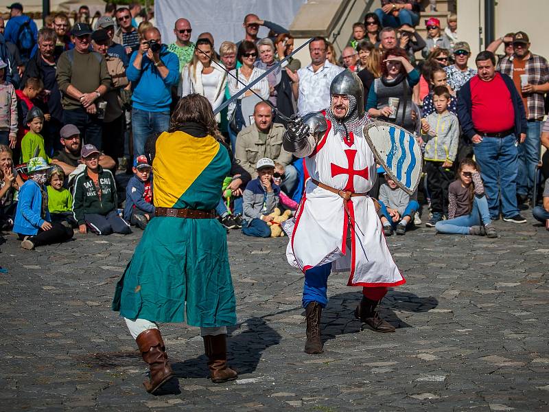 Svatováclavské slavnosti proběhly 28. září na Zámku Svijany. Na snímku je šermířské vystoupení v podání skupiny historického šermu Alterum.