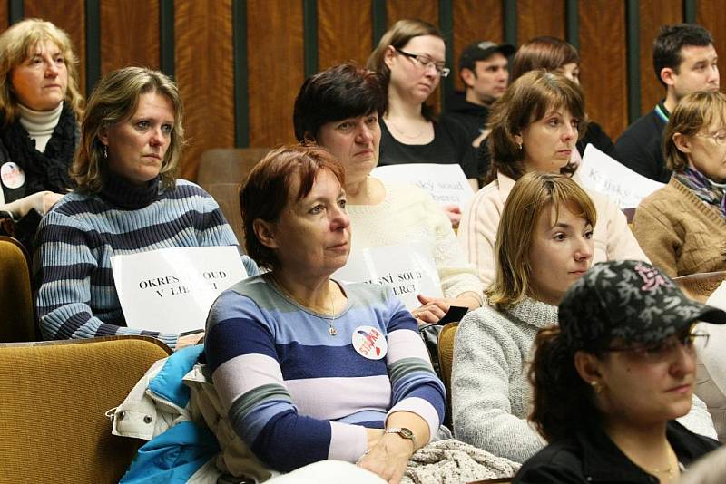 NA DVĚ STOVKY ODBORÁŘŮ SE SEŠLY ve středu pět minut po dvanácté v aule liberecké nemocnice, aby protestovaly proti úspornému balíčku vlády. 