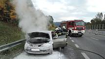 Požár osobního auta na frekventované silnici.