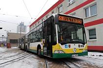 Vyřazené autobusy z německého Schwerinu pořídil liberecký dopravní podnik pro zajištění dopravy na zdejších linkách MHD. Na snímku kloubový autobus značky Mercedes.
