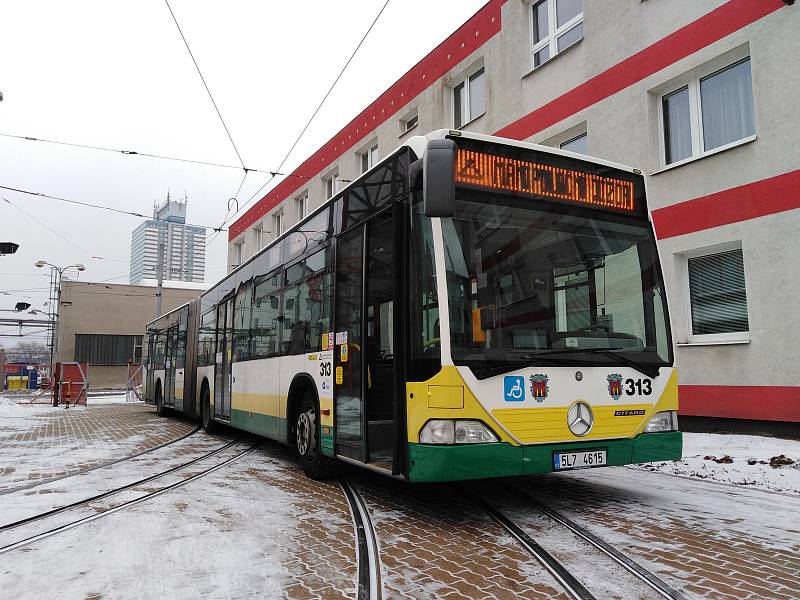 Vyřazené autobusy z německého Schwerinu pořídil liberecký dopravní podnik pro zajištění dopravy na zdejších linkách MHD. Na snímku kloubový autobus značky Mercedes.