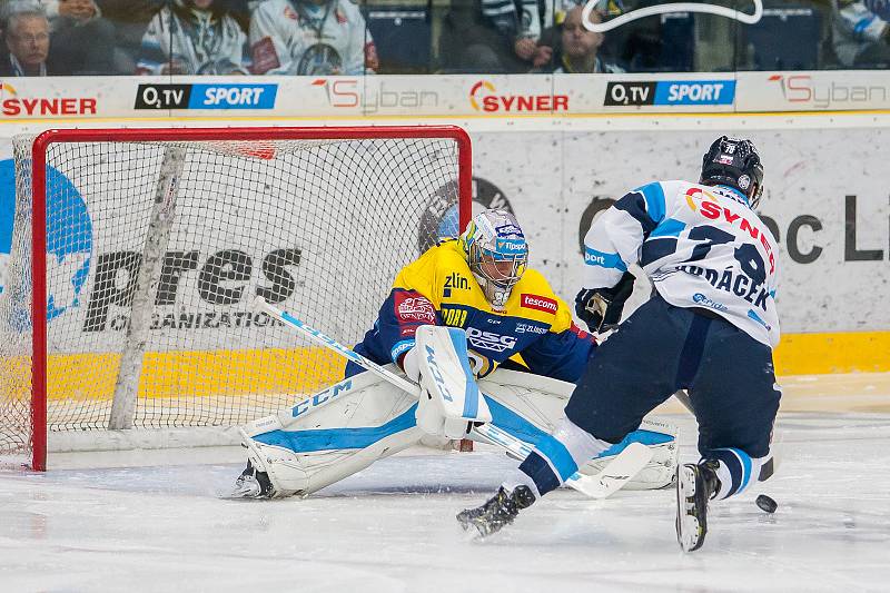 Utkání 18. kola Tipsport extraligy ledního hokeje se odehrálo 14. listopadu v liberecké Home Credit areně. Utkaly se celky Bílí Tygři Liberec a PSG Berani Zlín. Na snímku zleva Jakub Sedláček a Libor Hudáček.