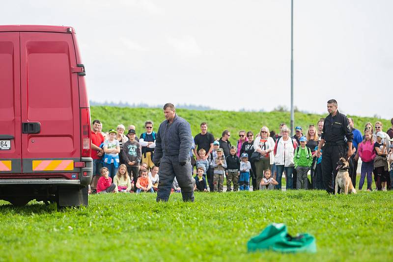 Vězeňská služba ČR předvedla 9. září kynologickou ukázku na dětském dni v libereckém Vesci.