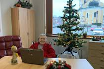 Pětadevadesátiletá Olga Šimková při komunikaci přes počítač v Senior domě Beránek v Úpici.