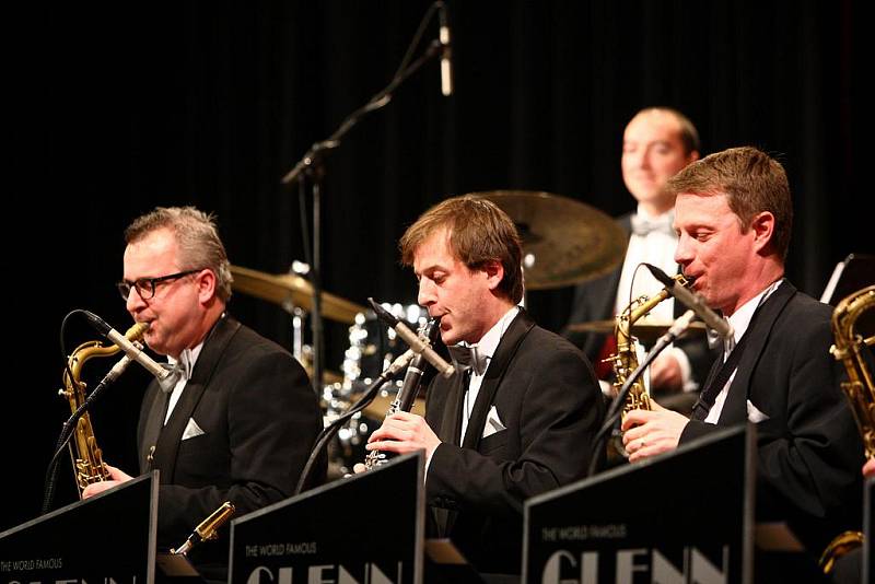 ELEGÁNI OVLÁDLI KULTURÁK. Americký big band Glenn Miller Orchestra vystoupil ve čtvrtek v libereckém Domě kultury.