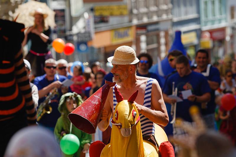 Libercem prošel průvod masek, který odstartoval festival loutkového divadla Mateřinka.