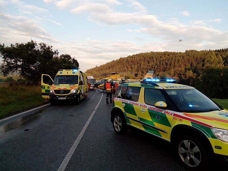 Na silnici 13 mezi Rynolticemi a Lvovou se stala v sobotní podvečer vážná dopravní nehoda, při které se střetly tři osobní auromobily.