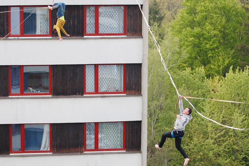 V libereckém Harcově chodili slacklineři mezi budovami vysokoškolských kolejí.