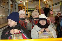 NOVÁ TRAMVAJ. První jízda v modernizované tramvaji patřila dětem z Mateřské školky Sluníčko. Jejich obrázky zdobí interiér vozu. 