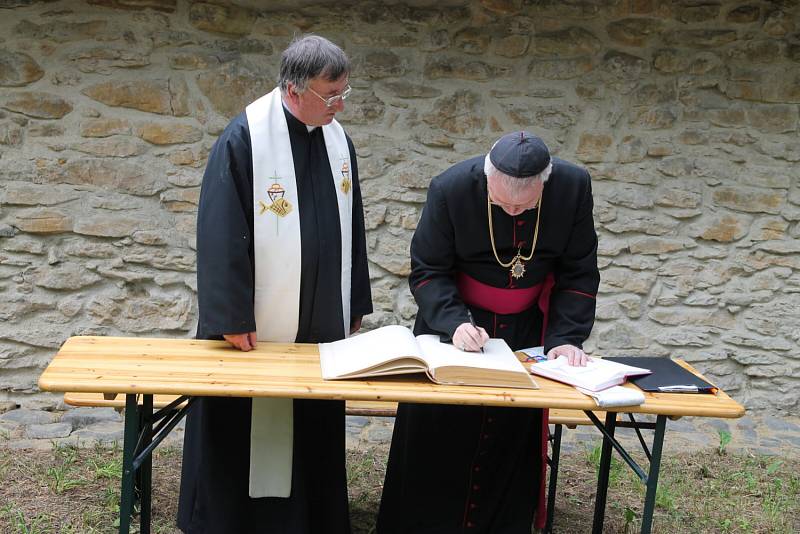 V Osečné na Kotelském vrchu vysvětili 15. června obnovenou křížovou cestu. Ceremonie se ujal generální vikář Martin Davídek společně se zdejším farářem Miroslavem Maňáskem.