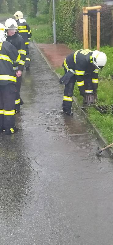 Ve Frýdlantu pomáhá čerpat vodu zdejší sbor dobrovolných hasičů.