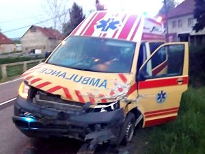 Na křižovatce v Arnolticích se totiž sanitka srazila s osobním automobilem Volkswagen Golf.