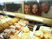 JANA NOVOTOVÁ JAHODOVÁ (vlevo) je už třetí ženou v rodinném podniku. Po mamince Libuši (vpravo) jej jednou převezme dcera (uprostřed), kterou ve svých dvaceti letech již zapojuje do pekařského soukolí.