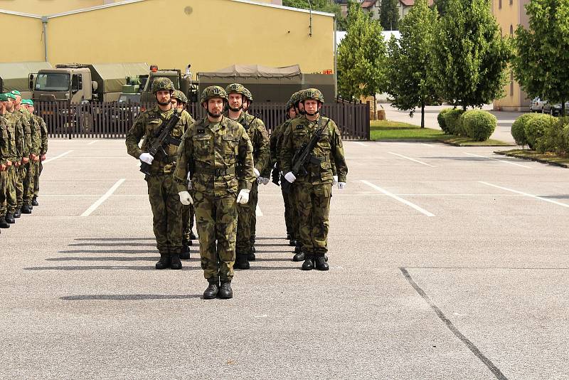 Slavnostní nástup příslušníků 31. pluku radiační, chemické a biologické ochrany.