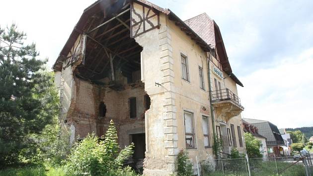 Zřízení bývalého hotelu by bylo rizikem pro obyvatele i projíždějící auta.