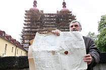 OPRAVA. Z bání ve věžích dělníci vyndali tubusy obsahující plány, účty a jiné dobové relikvie hejnické baziliky. Na snímku je ukazuje ředitel Mezinárodního centra duchovní obnovy Miloš Raban.  