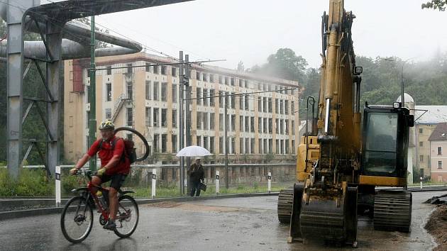 Ulice Na Bídě je kvůli rekonstrukci tramvajové trati pro auta i autobusy uzavřená. Tramvaj tu ještě jezdí, občas si tu krátí cestu také cyklisté.