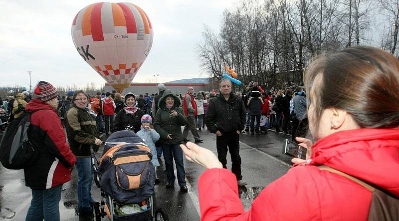 Sobotní dopolední start horkovzdušných balonů zhatilo počasí. Pohled na balony nahradil odpolední program na parkovišti za Tipsport arenou. Stovky lidí vidělo jak probíhá příprava balonu ke startu.