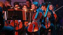 ČESKÝ NÁRODNÍ SYMFONICKÝ ORCHESTR pod vedením amerického dirigenta Carla Davise zahrál v Liberci přehlídku známých hitů skupiny Beatles.